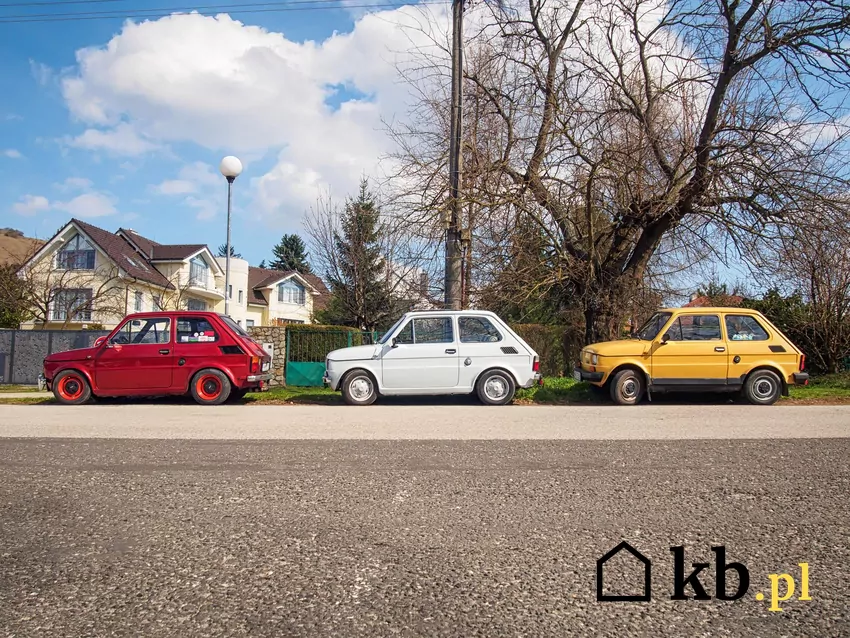 Na platformach sprzedażowych można znaleźć stare dowody rejestracyjne do popularnych modeli pojazdów, jak Fiat 126p Trzy polskie Fiaty zaparkowane przy drodze