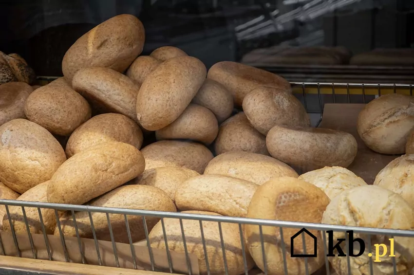 Pieczywo takie jak np. grahamki są codziennym wyborem wielu Polaków Pieczywo wyłożone w specjalnej szufladzie w sklepie