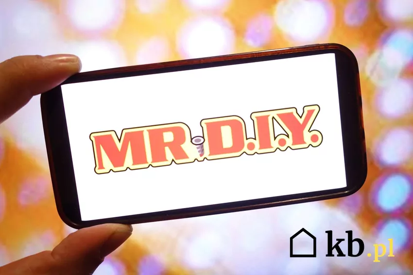 MR.DIY wchodzi na rynek europejski Logo MR.DIY wyświetlone na telefonie