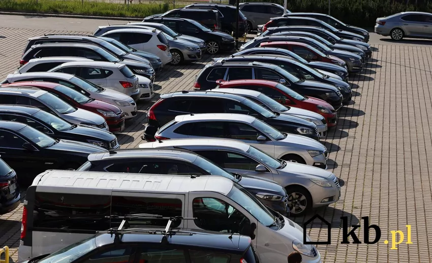 samochody na parkingu