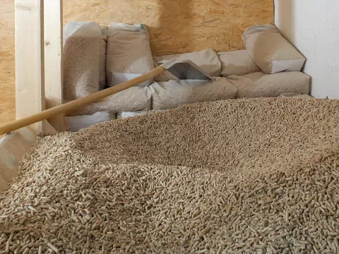 Dlaczego pellet dziwnie pachnie?