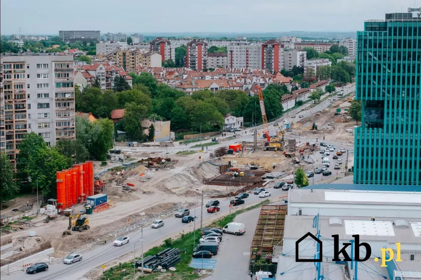 Wykonawca planuje, że 1 października nastąpi przełożenie ruchu, a zakończenie wszystkich prac w tym rejonie nastąpi jeszcze przed świętami Bożego Narodzenia Krakowski Szybki Tramwaj