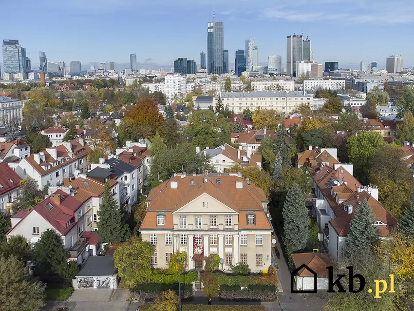 Widok na kameralną Ochotę, w głębi drapacze chmur tworzące krajobraz centrum Warszawy Ochota