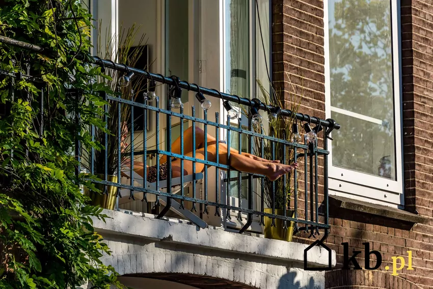 Opalanie się toples na balkonie nie zawsze się opłaca Wystające przez balkon osoby, która się opala