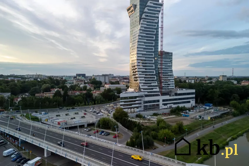 Kompozycja architektoniczno-urbanistyczna opiera się na osi kompozycyjnej równoległej do biegnącej obok rzeki Wisłok Olszynki Park w Rzeszowie z lotu ptaka