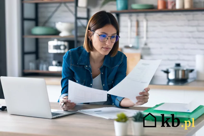 kobieta analizuje faktury