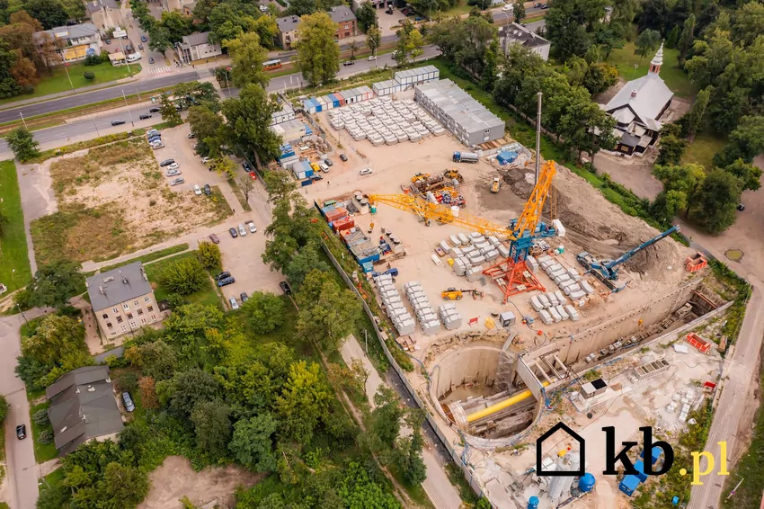 Budowa krakowskiego metra planowana jest od 2029 roku i ma potrwać cztery lata, podobnie jak w Warszawie może wiązać się z opóźnieniami i wysokimi kosztami. budowa metro