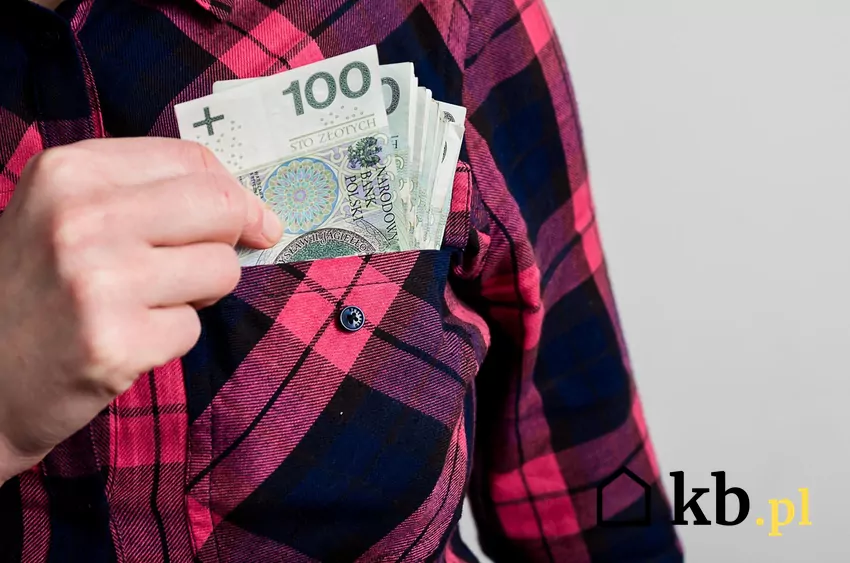 Pożyczki pieniężne od członków najbliższej rodziny są zwolnione z podatku pod warunkiem spełnienia kilku konkretnych wymogów Kobieta wyciąga polskie pieniądze z kieszeni