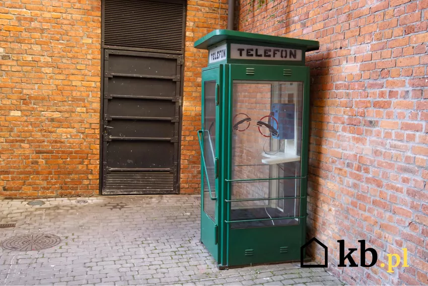 Kolekcjonerzy godzinami wyczekiwali przy budkach telefonicznych, zaczepiali osoby korzystające z telefonu, a nawet blokowali automat lub szukali kart w koszach na śmieci Budka telefoniczna