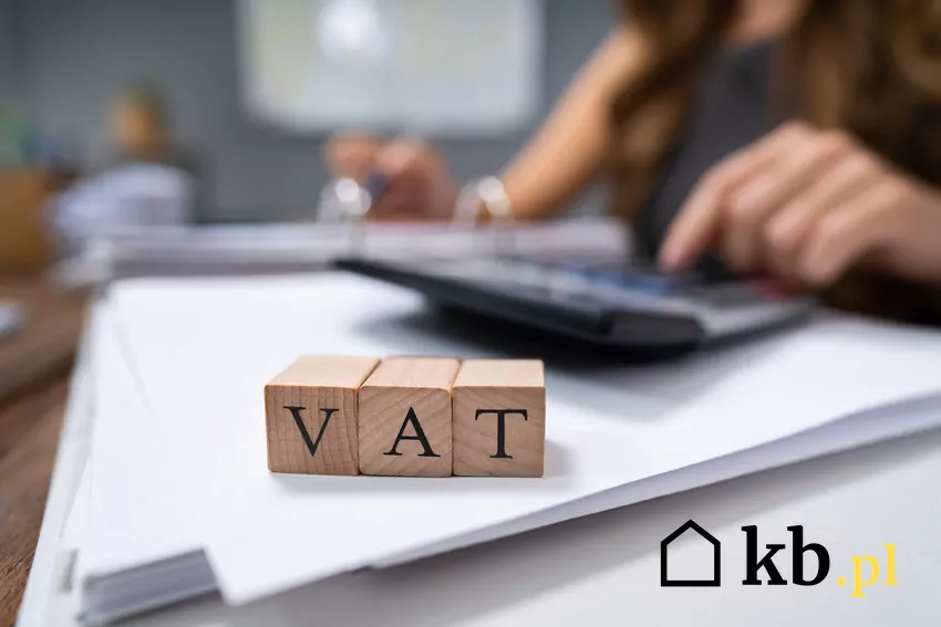KAS może sprawdzić, czy opłaciliśmy podatek VAT za zakupy dokonywane na zagranicznych platformach napis VAT, w tle człowiek z kalkulatorem