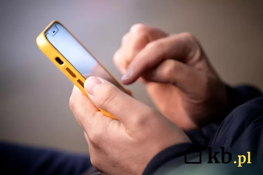 Uważaj, co publikujesz online – ZUS może sprawdzić Twoje posty i stories, aby zweryfikować, czy Twoje L4 jest wykorzystywane zgodnie z przeznaczeniem. smartfon w dłoniach