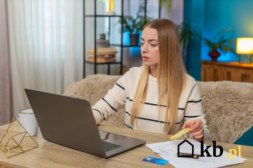 kobieta robiąca przelew