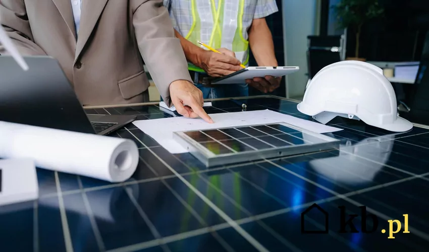 TOPCon to jedna z najwydajniejszych technologii ogniw krzemowych na świecie – rekordowe laboratoria osiągają sprawność ponad 26%, czyli o kilka punktów procentowych więcej niż klasyczne PERC nowe technologie