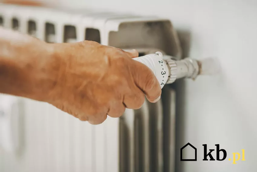 Nie tylko prąd i ogrzewanie – choć nazwa wskazuje na „energię”, środki z bonu seniorzy będą mogli przeznaczyć również na inne koszty eksploatacji mieszkań ogrzewanie