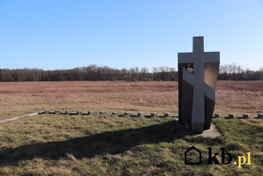 Budynek powstał na historycznym terenie, gdzie lata temu toczyła się walka w obronie stolicy podczas wojny polsko-bolszewickiej Szlak bitwy warszawskiej 1920, Ossów, mogiła bolszewicka