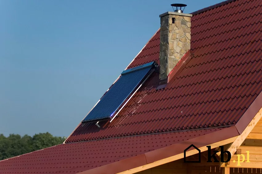 Kolektory słoneczne na dachu to inwestycja w oszczędność energii i niezależność od rosnących cen prądu, pozwalająca czerpać darmową energię ze słońca przez wiele lat. kolektor na czerwonym dachu