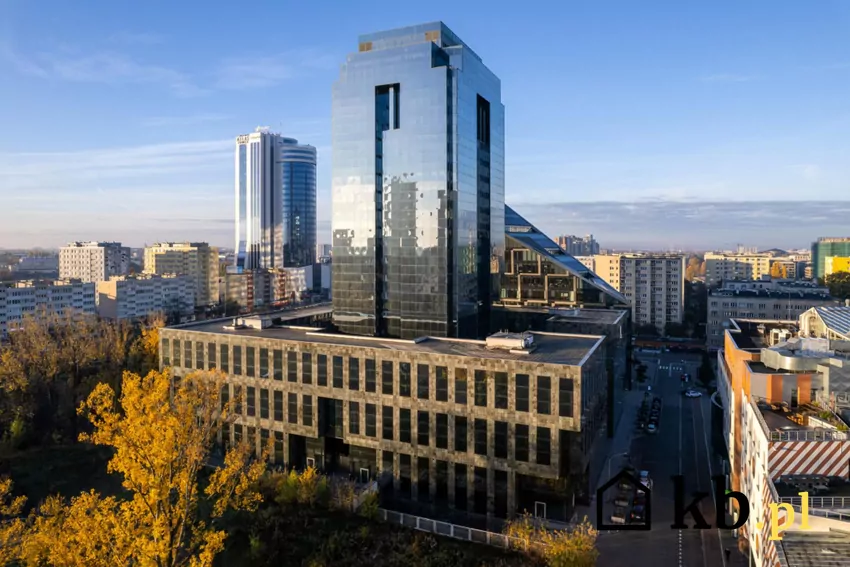 Świadoma rezygnacja z energochłonnego wyburzenia i budowania zupełnie od zera wpłynęła na znacząco niższy ślad węglowy całej inwestycji V Tower z lotu ptaka