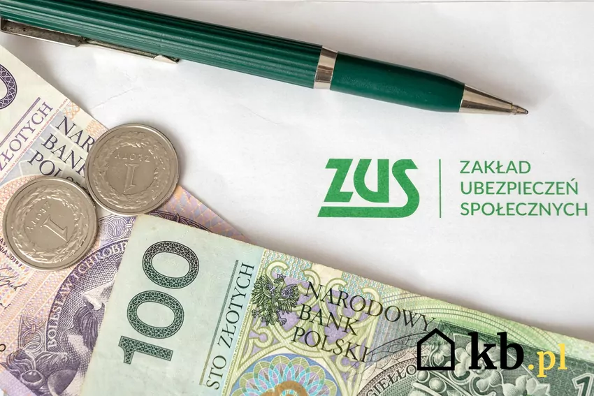 Od kwoty brutto potrącona będzie składka zdrowotna oraz zaliczka na podatek PIT Pieniądze, długopis i koperta z listem z ZUS-u