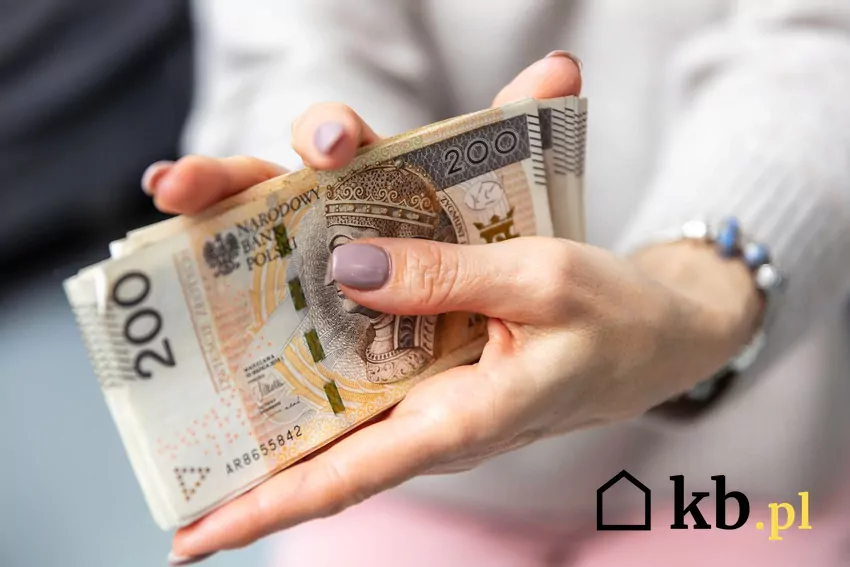 Kobieta trzyma polskie banknoty