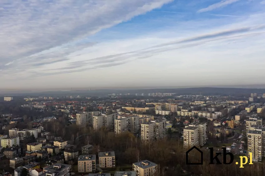 Bloki z wielkiej płyty były budowane na ogromną skalę, co odbiło się na ich jakości bloki z wielkiej płyty, osiedle