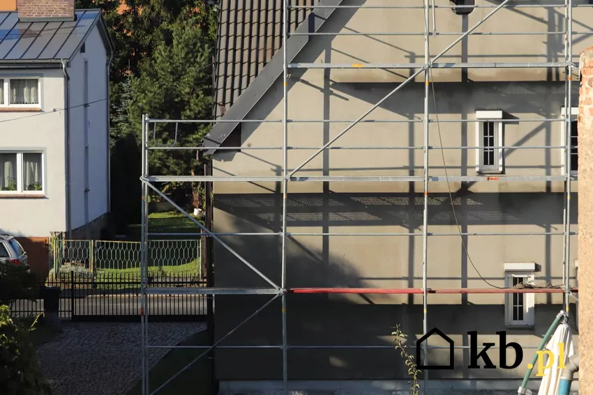 KPRB zakłada termomodernizację kilku milionów budynków remont starego domu, rusztowania, termomodernizacja