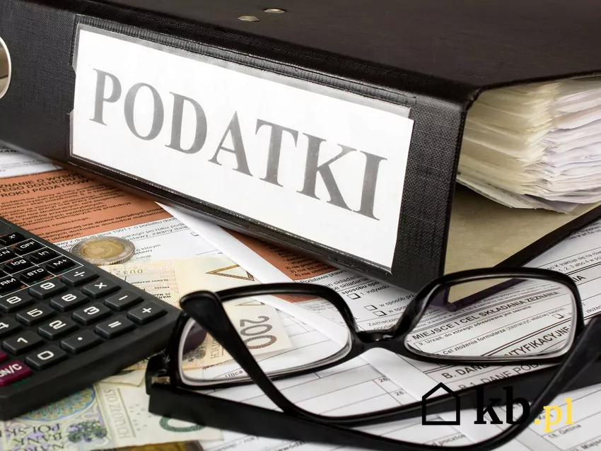 Urząd skarbowy zyskuje nowe narzędzia kontrolne Okulary i rozliczenia podatkowe leżą na biurku