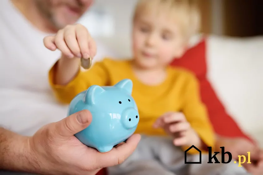 Kancelaria Prezydenta wskazuje na średnią oszczędność 1000 zł miesięcznie w przeciętnej rodzinie z co najmniej dwójką dzieci Dziecko wkłada monetę do skarbonki