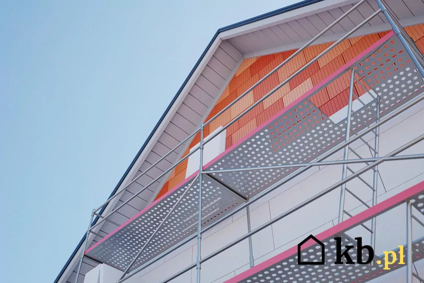 Rusztowanie przy budynku i styropian na ścianie zewnętrznej