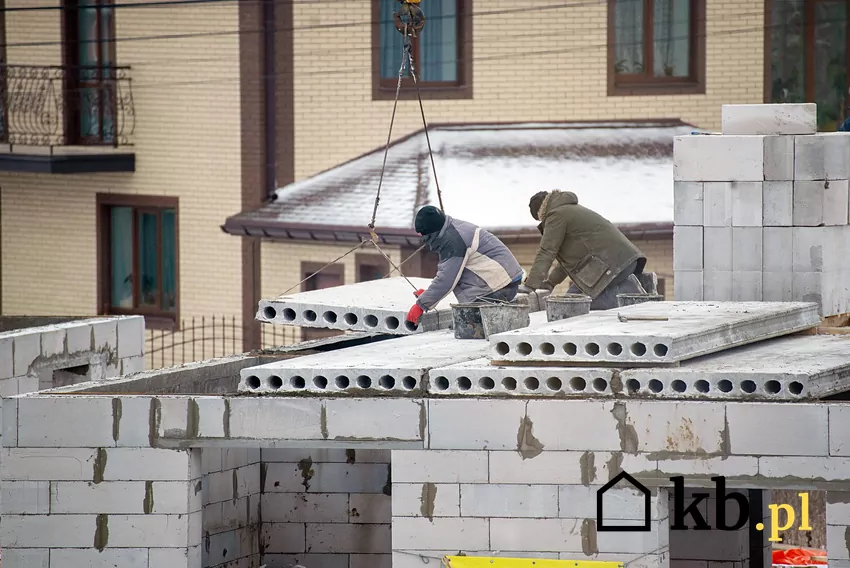Montowanie stropu panelowego za pomocą dźwigu
