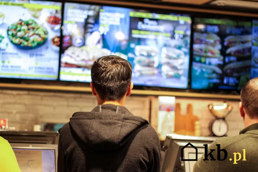 Mężczyzna przyglądający się menu w McDonalds