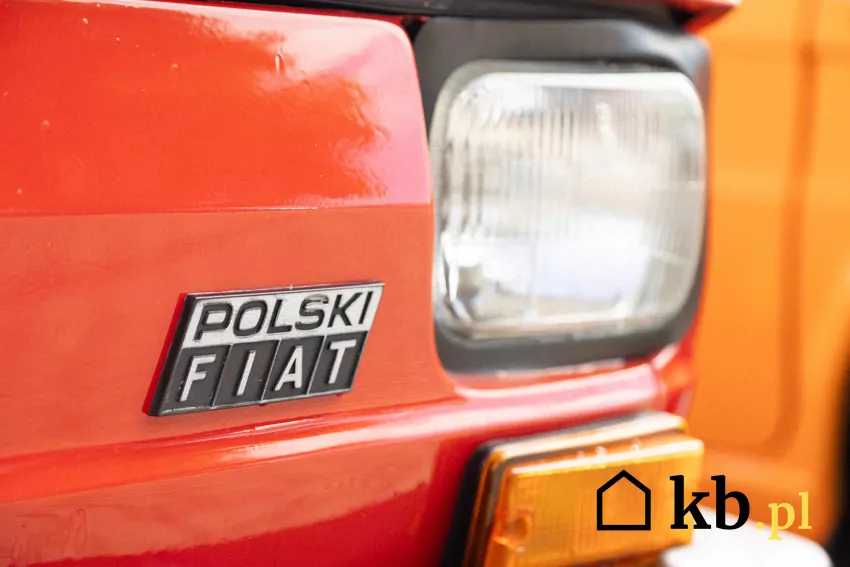 Zbliżenie na logo Fiata