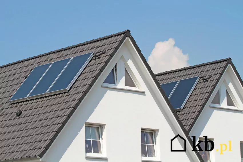 Kolektory słoneczne mogą zaopatrzyć dom w ciepłą wodę użytkową Pochyłe połacie dachu doskonale nadają się do montażu solarów