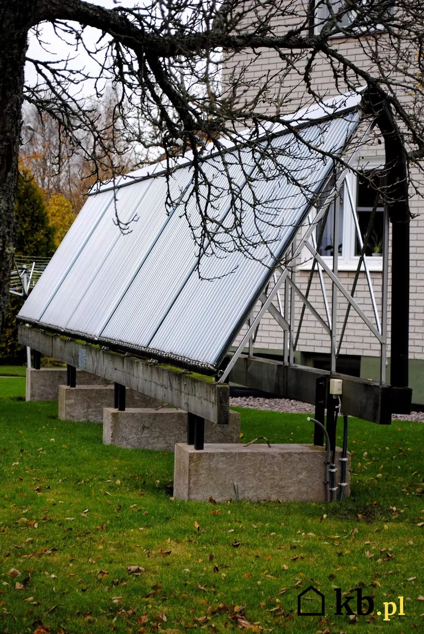 Montaż solarów na gruncie umożliwia dokładne ich ukierunkowanie i nachylenie