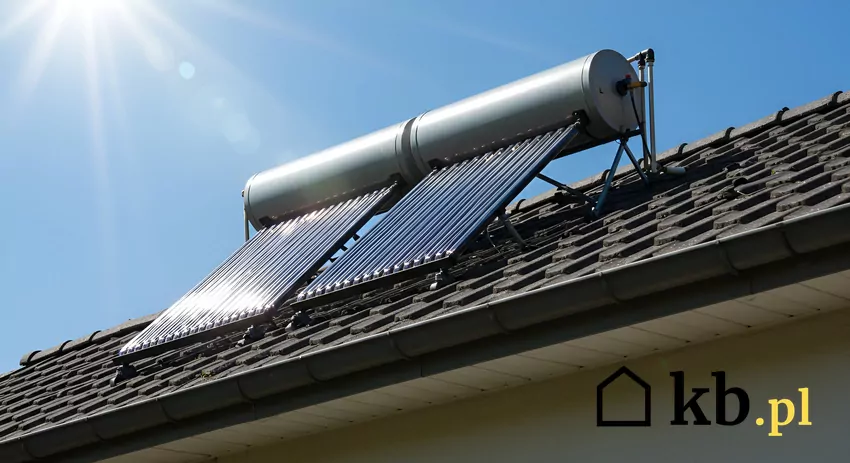 kolektory solarne na dachu domu