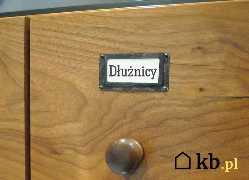 szuflada z aktami dłużników