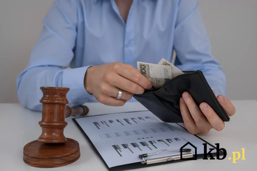 komornik, pieniądze, egzekucja długów