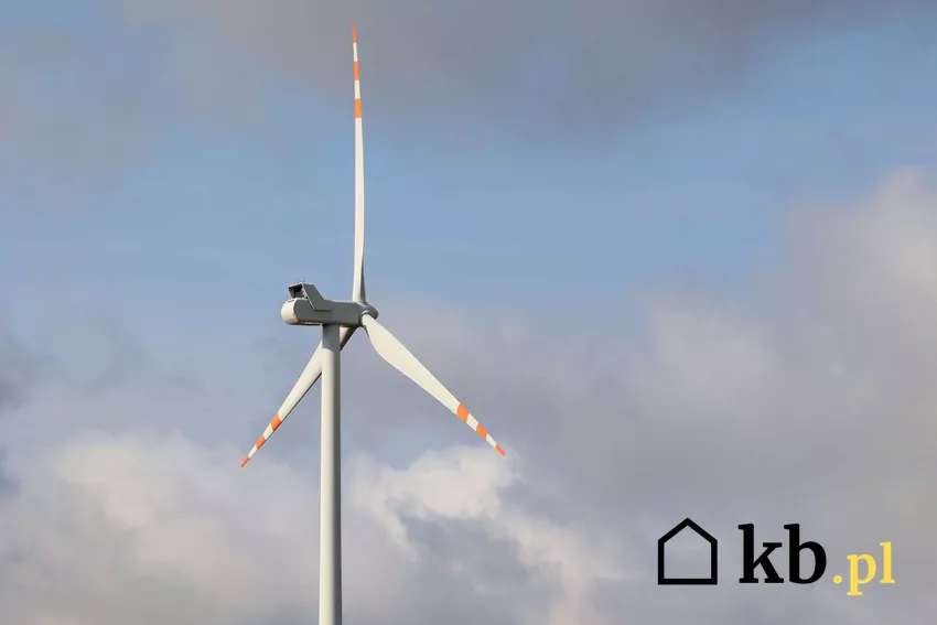 Budowa turbiny wiatrowej wymaga dopełnienia wielu formalności Wysoka turbina wiatrowa na tle nieba