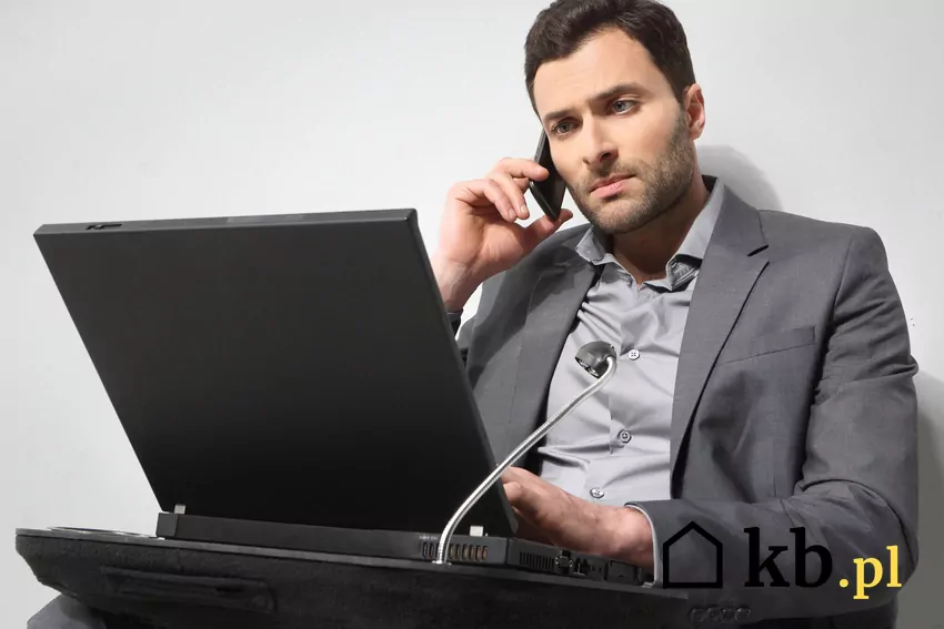 przedsiębiorca rozmawia przez telefon