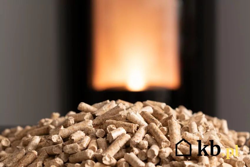 Pellet i kominek w tle
