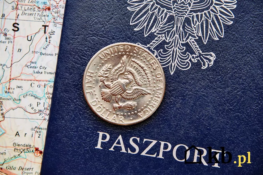1 dolar leży na polskim paszporcie