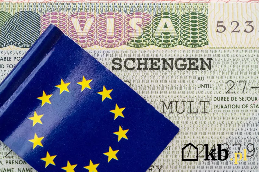 Mała flaga Unii Europejskiej i wiza Schengen