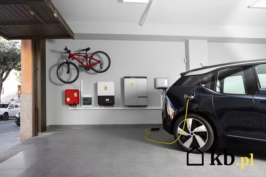 Samochód elektryczny podpięty do ładowania w garażu