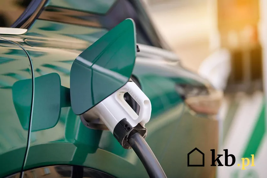 Samochód elektryczny podpięty do ładowania
