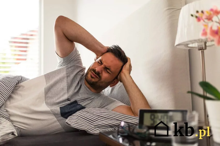 Osoby mieszkające w sąsiedztwie turbin wiatrowych skarżą się na uciążliwy hałas mężczyzna zatyka sobie uszy