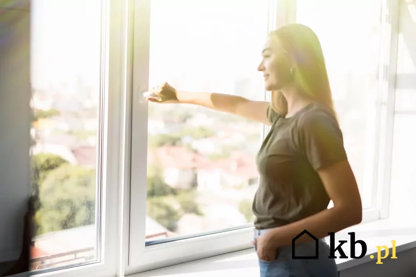 kobieta otwiera okno
