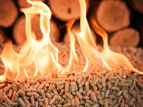 Dlaczego pellet spieka się w kotle?