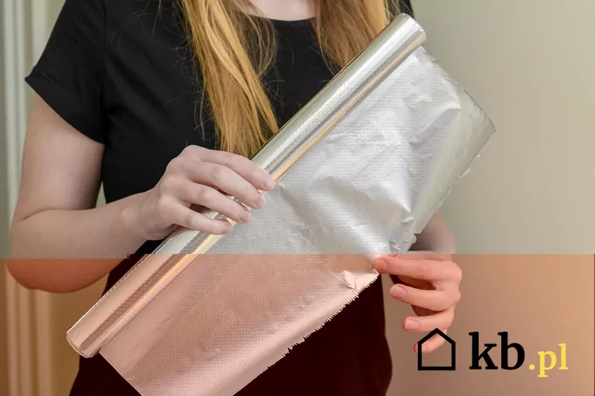 Kobieta trzyma folie aluminiową