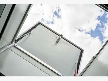 Ilustracja artykułu jak wybrać i zamontować okna dachowe do płaskiego dachu?