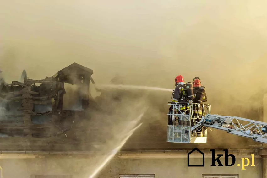 Strażacy gaszą dach