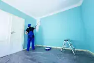 Ilustracja artykułu jak oddzielić kolor ściany od sufitu podczas malowania?